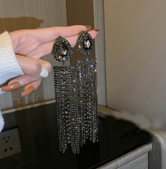 silver earrings for black dress Black Dress Jewellery Combination: 10 Timeless & Modern Style Ideas